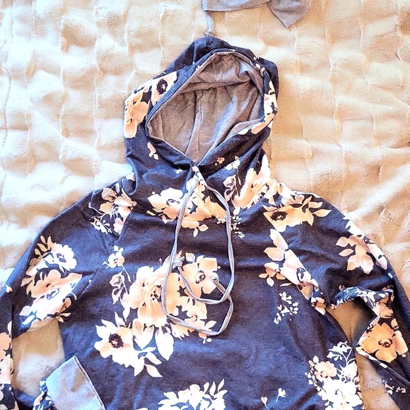 🌸Softest Florals Hoodies w/ Kangaroo Pocket - 2 Pc Bundle 🌸 Size Small - Picture 12 of 15